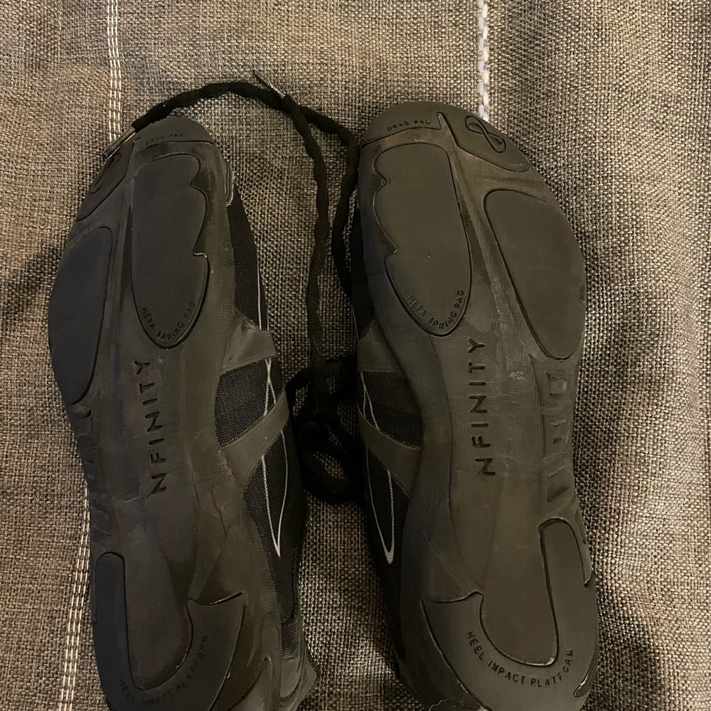 Black Nfinity Vengeance size 8.5. VGUC no rips or tears.